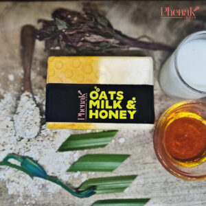Oat Milk & Honey Bar has goodness of Glycerin, Honey and Oatmeal. It moisturizes, cleanses and calms the skin. Oatmeal is a gentle exfoliator and honey is perfect for soothing dry and sensitive skin. Net Weight: 125g